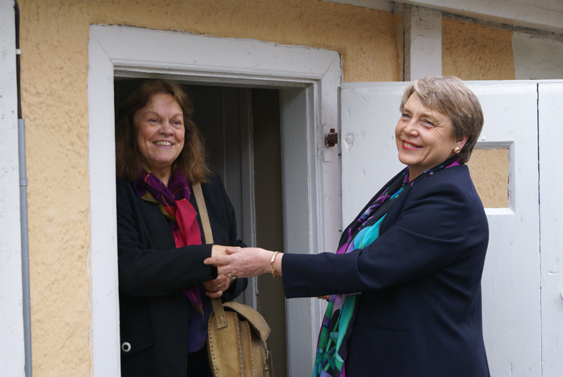 Aase Fridegård Penayo och kulturnämndens ordförande Siv Godberg inviger sällskapets två rum i Lilla stugan genom att som de första träda in.